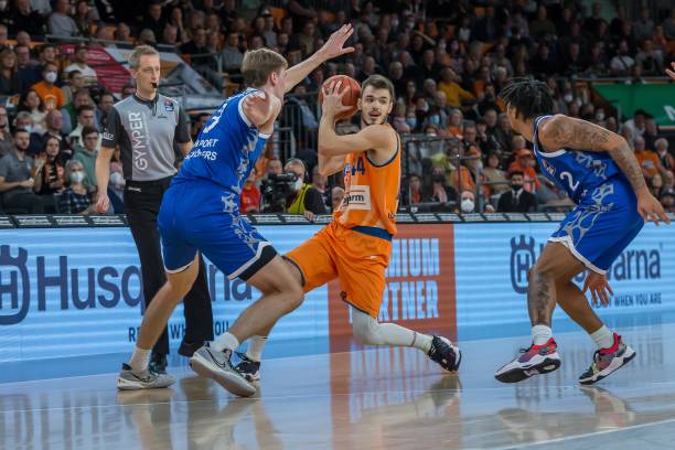 以防守反击 以防守反击